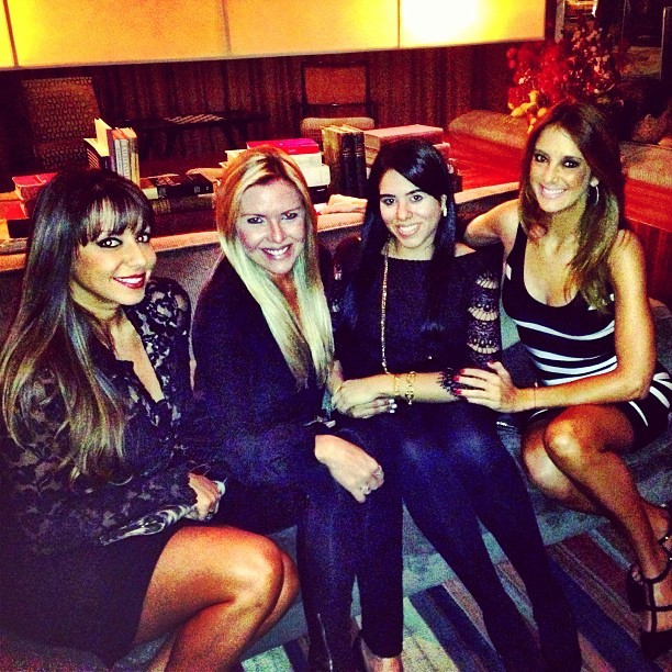 Ticiane Pinheiro com as amigas (Foto: Reprodução/Instagram)