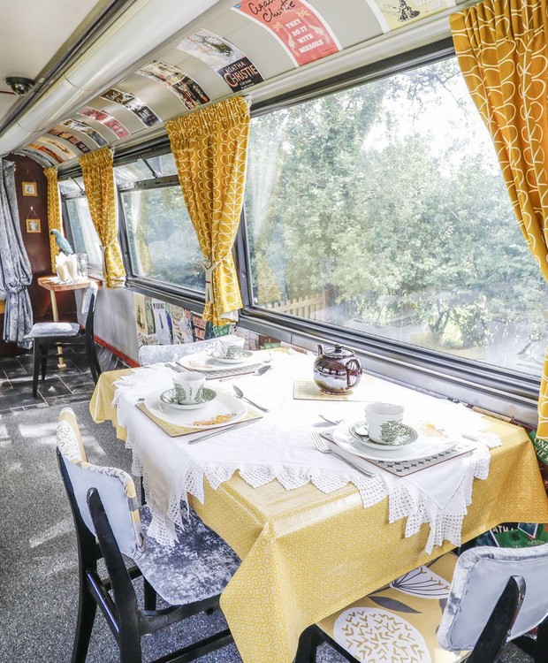 No ônibus, você pode almoçar ou jantar com vista para o campo (Foto: Sykes Holiday Cottages/ Reprodução)