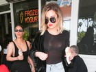 Khloe Kardashian deixa sutiã à mostra em gravação com Kim e Kourtney