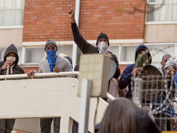 Estudantes da Universidade Witwatersrand protestam fora da residência estudantil nesta segunda-feira (17) em Johannesburgo (Foto: AP Photo/Yeshiel Panchia)