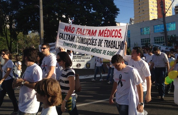 Médicos fazem protesto contra a contratação de profissionais estrangeiros, em Goiânia 2 (Foto: Fernanda Borges / G1)
