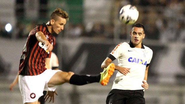 Atlético-PR arranca empate com o Timão e frustra a Fiel mais uma vez