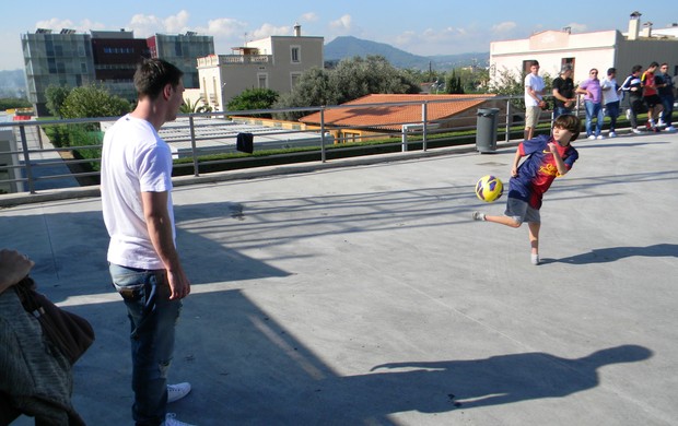 Gabriel bate bola com o Messi (Foto: Jefferson Rodrigues e Álvaro Sant'Anna/TV Globo)