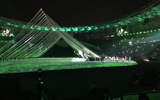 Cena da abertura da Olimpíada do Rio mostra cordas esticadas por atores representando índios (Foto: Samantha Lima)