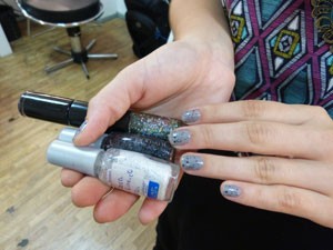 Atriz mostra as unhas com esmalte cinza e glitter (Foto: Malhação/Gshow)