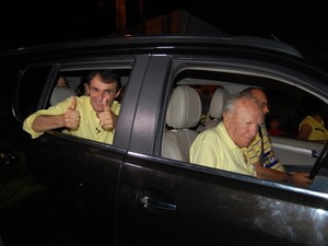 Depois de acompanhar apuaração em seu apartamento, Romero Rodrigues (PSDB) saiu em carreata, por Campina Grande (Foto: Artur Lira / G1) Depois de acompanhar apuaração em seu apartamento, Romero Rodrigues (PSDB) saiu em carreata, por Campina Grande (Foto: Artur Lira / G1)