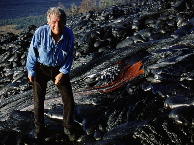 Guy de Saint-Cyr perto de uma cascata de lava no Havaí (Foto: HO/Agence Aventure et volcan/AFP)