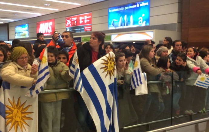 torcedores Aeroporto Uruguai (Foto: Amanda Kelsteman)