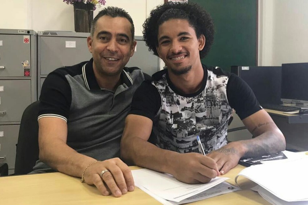 Douglas, ao lado do empresário Renato Costa, renova contrato com o Vasco (Foto: Reprodução/Instagram)