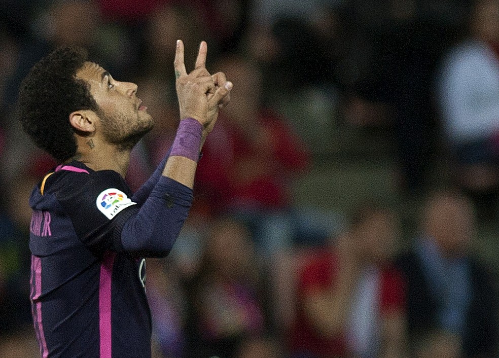 Neymar comemora seu 100º gol com a camisa do Barcelona na partida deste domingo contra o Granada, pelo Espanhol (Foto: AFP)