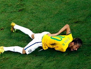 Neymar contusão brasil e Colombia arena Castelão (Foto: Agência Reuters)