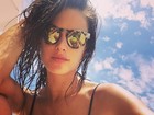 Alessandra Ambrósio posa gatíssima de biquíni e cabelos molhados na praia