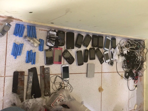 Celulares, armas e drogas foram apreendidos durante revista no presídio de Rio Branco  (Foto: Divulgação Polícia Militar)