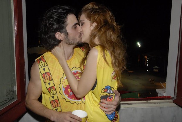 Fiuk e Sophia Abrahão trocam beijo apaixonado (Foto: Marcos Porto e Willian Oda / AgNews)