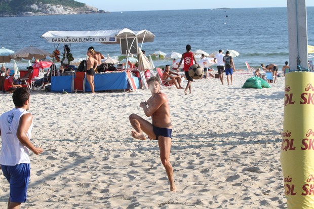 José Loreto jogando futevôlei na praia (Foto: Wallace Barbosa / Agnews)