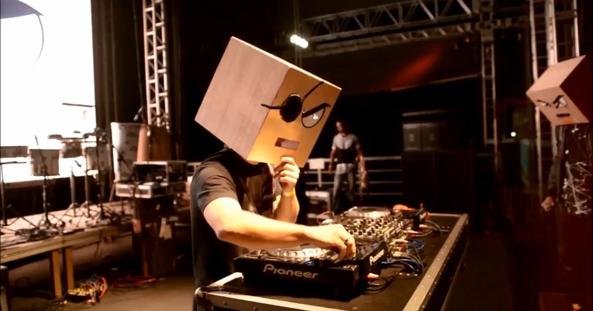 Qual O Dj Que Usa Uma Caixa Na Cabeça