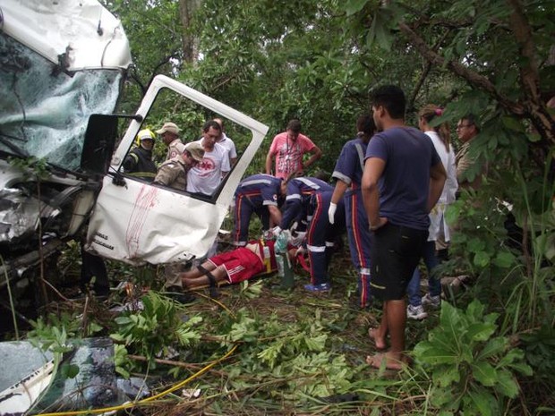 Condutor de carreta que transportava óleo é resgatado pelos Bombeiros e atendido pelo Samu (Foto: João Carlos Lopes/Defesa Civil de Talismã)
