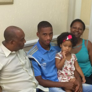 Campeão com o Palmeiras, Matheus Sales vai dar sofá e geladeira à mãe