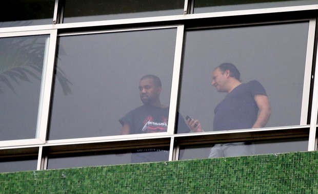 Kanye West Aparece na sacada de Apartamento (Foto: Gabriel Reis e Andre Freitas / AgNews)