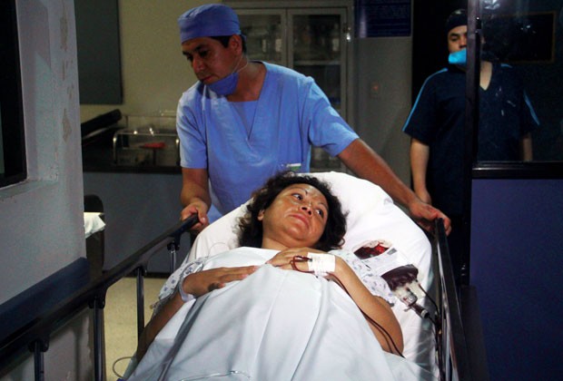 A mãe das crianças, Salud Romero, é vista no hospital onde deu à luz no México  (Foto: Enrique Castro/AFP)