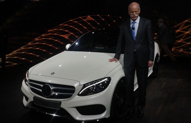 Dieter Zetsche, CEO da Daimler, e o Mercedes-Benz Classe C (Foto: Tereza Consiglio)