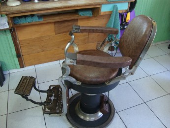 Cadeiras são da década de 30 e fizeram parte de uma das primeiras barbearias de Londrina (Foto: Rodrigo Saviani/G1)