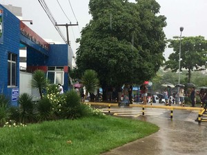 Fila no Colégio Militar do Exército para receber vacina neste domingo (2), em Salvador (Foto: Dalton Soares/TV Bahia)