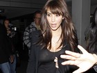 Kim Kardashian exibe novo visual com franja em evento