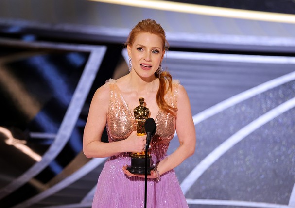 HOLLYWOOD, CALIFORNIA - MARCH 27: Jessica Chastain accepts the Actress in a Leading Role award for ‘The Eyes of Tammy Faye’ onstage during the 94th Annual Academy Awards at Dolby Theatre on March 27, 2022 in Hollywood, California. (Photo by Neilson Barnar (Foto: Getty Images)
