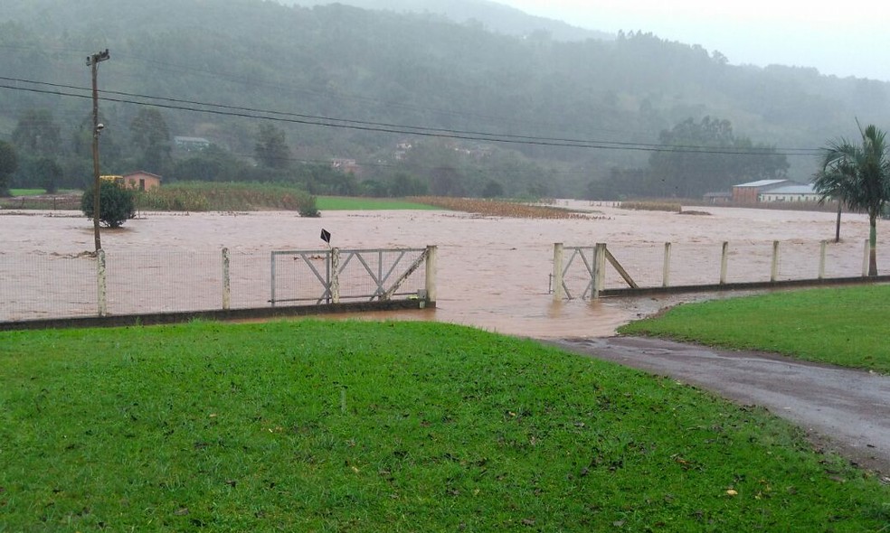 Correnteza ficou acentuada em região alagada pela cheia do Rio dos Sinos, em Caraá (Foto: Juliano Moro/Arquivo Pessoal)