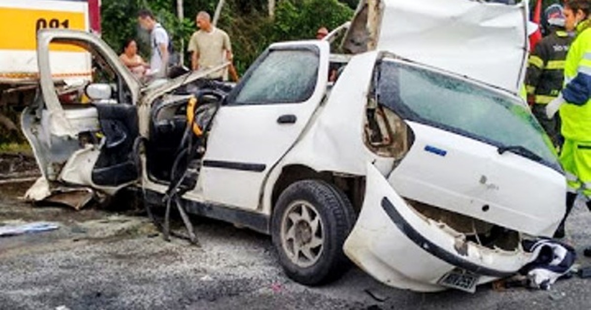 G1 - Acidente Destrói Carro E Deixa Dois Mortos Em Estrada Do Interior ...