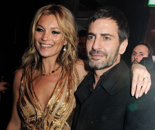 O ESTILISTA AO LADO DE KATE MOSS, UMA DE SUAS MELHORES AMIGAS E PRESENÇA CONSTANTE EM SUAS FESTAS E DESFILES (Foto: Getty Images) O ESTILISTA AO LADO DE KATE MOSS, UMA DE SUAS MELHORES AMIGAS E PRESENÇA CONSTANTE EM SUAS FESTAS E DESFILES (Foto: Getty Images)