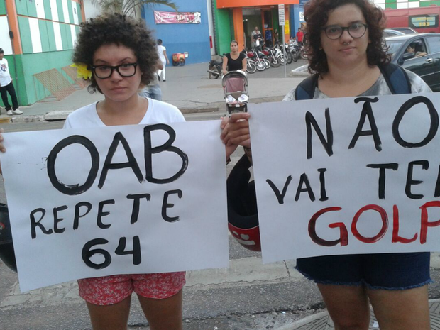 Jovens mostram cartazes com frases de protesto (Foto: Lucas Iglesias/ Centro Amrica FM)