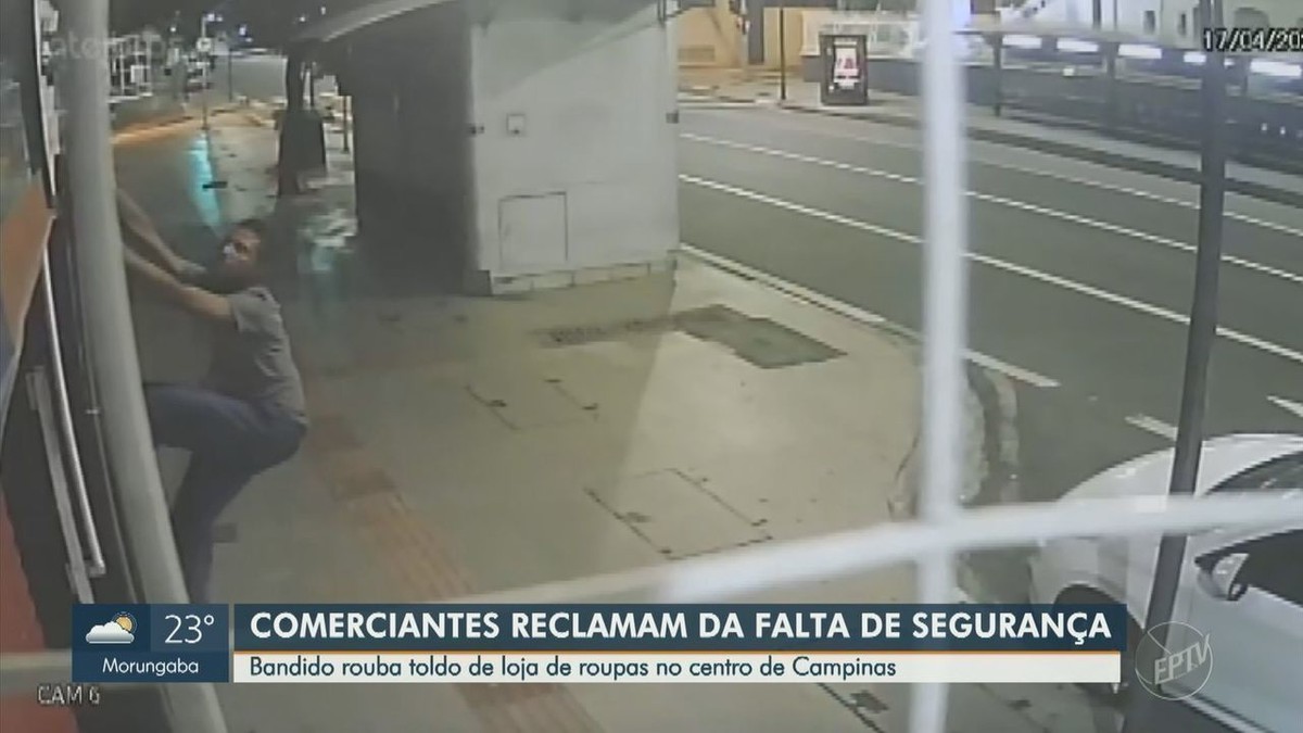 C Mera De Seguran A Flagra Homem Furtando Toldo De Loja No Centro De