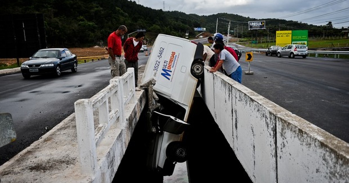 G Motorista Perde Controle E Carro Fica Pendurado Em V O De Ponte