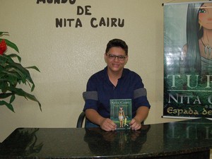 Gabriel tenta ajuda para viajar e divulgar o seu livro em evento no Piauí (Foto: Gabriel Damasceno/Arquivo pessoal)