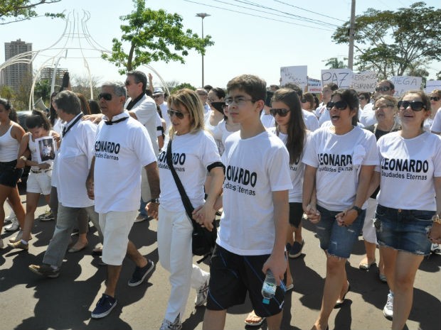 Parentes de Leonardo e Breno participaram da caminhada que durou 1 hora (Foto: Aliny Mary Dias/G1 MS)
