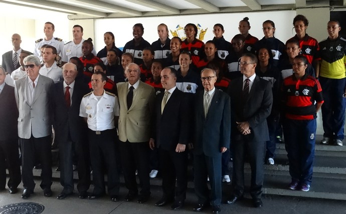 Jogadoras e comissão técnica do time da Marinha e do Flamengo (Foto: Jessica Mello)