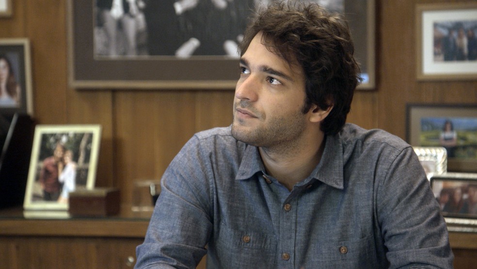 Tiago não é muito receptivo com ela (Foto: TV Globo)