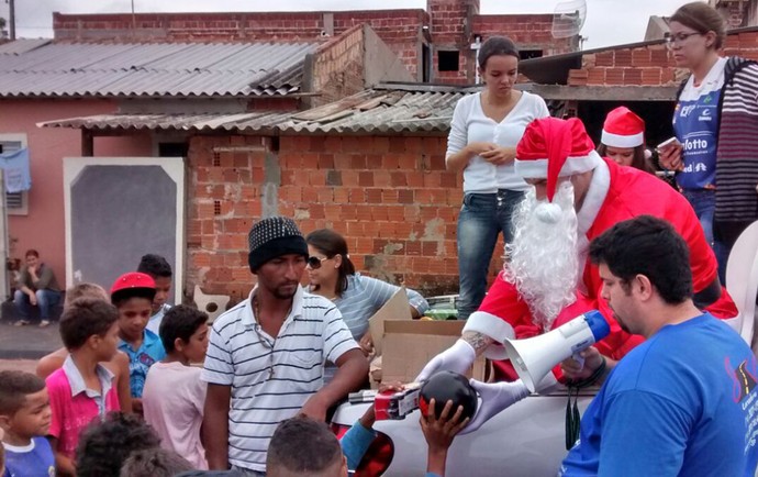 Com entrega de brinquedos, ‘Papai Murilo’ faz a festa de crianças bauruenses (Foto: Divulgação)
