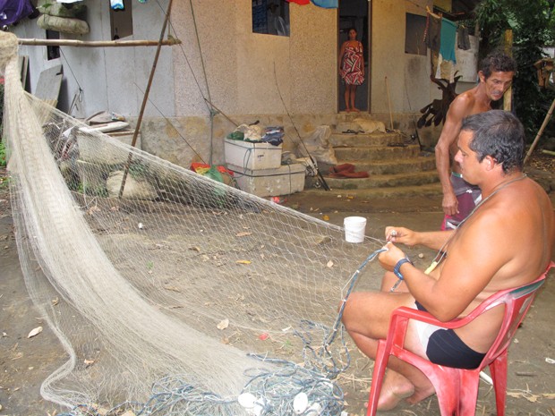 Moradores usam a pesca artesanal como fonte de renda (Foto: Anna Gabriela Ribeiro/G1)