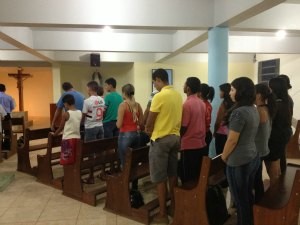 Jovens participaram da missa e fizeram confissão antes de embarcar para a JMJ, no Rio de Janeiro (Foto: Larissa Matarésio/G1)