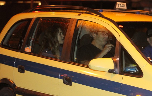 Cláudia Abreu deixa restaurante na Zona Sul do Rio (Foto: Rogério Fidalgo/ Ag. News)