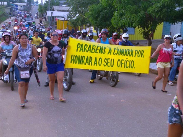 Populares fizeram manifestação após anúncio do afastamento do prefeito  (Foto: Adauto Silva/Rede Amazônica)