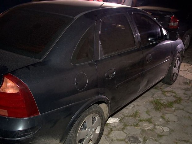 Policiais foram abordados dentro de um carro, próximo a rua da feira, no bairro Aribiri, em Vila Velha. (Foto: Reprodução/TV Gazeta)