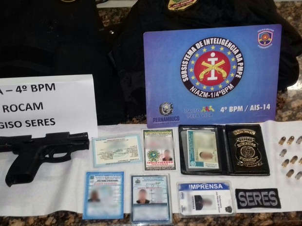Documentos falsificados foram apreendidos pela polícia (Foto: Divulgação/Polícia Militar)