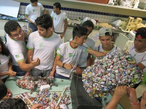 Escultura feita em ferro e revestidas de bolinhas de papel (Foto: Ascom/IFPI)