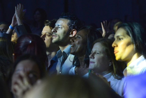 Fred assiste a show ao lado de Glória Maria (Foto: Alex Palarea/André Muzell AG News)