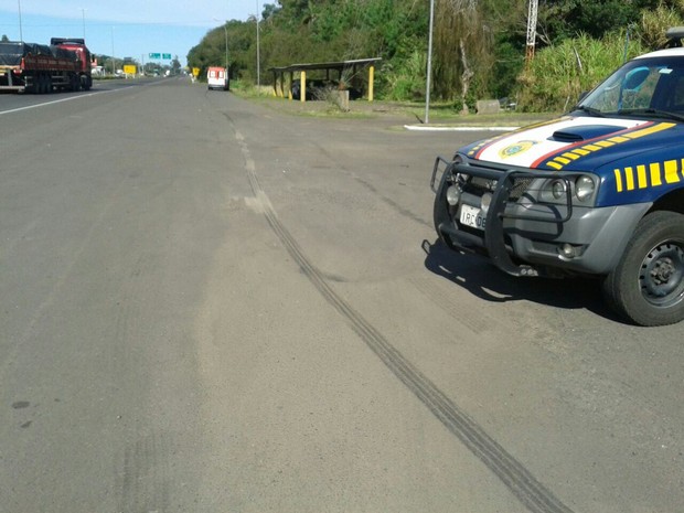 Policiais rodoviários conseguiram conter o homem que dirigiu uma ambulância (Foto: Divulgação/PRF)