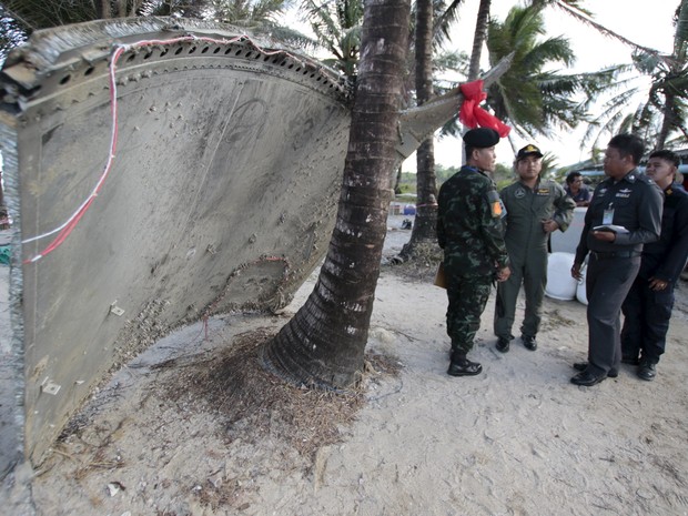 Forças armadas da Tailândia guardam pedaço encontrado que pode ser do voo MH 370 (Foto: Surapan Boonthanom /Reuters)